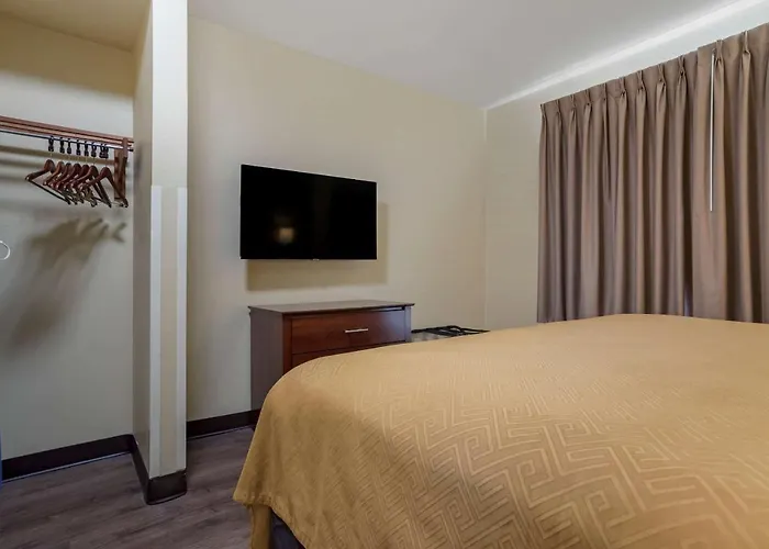 Econo Lodge Inn & Suites